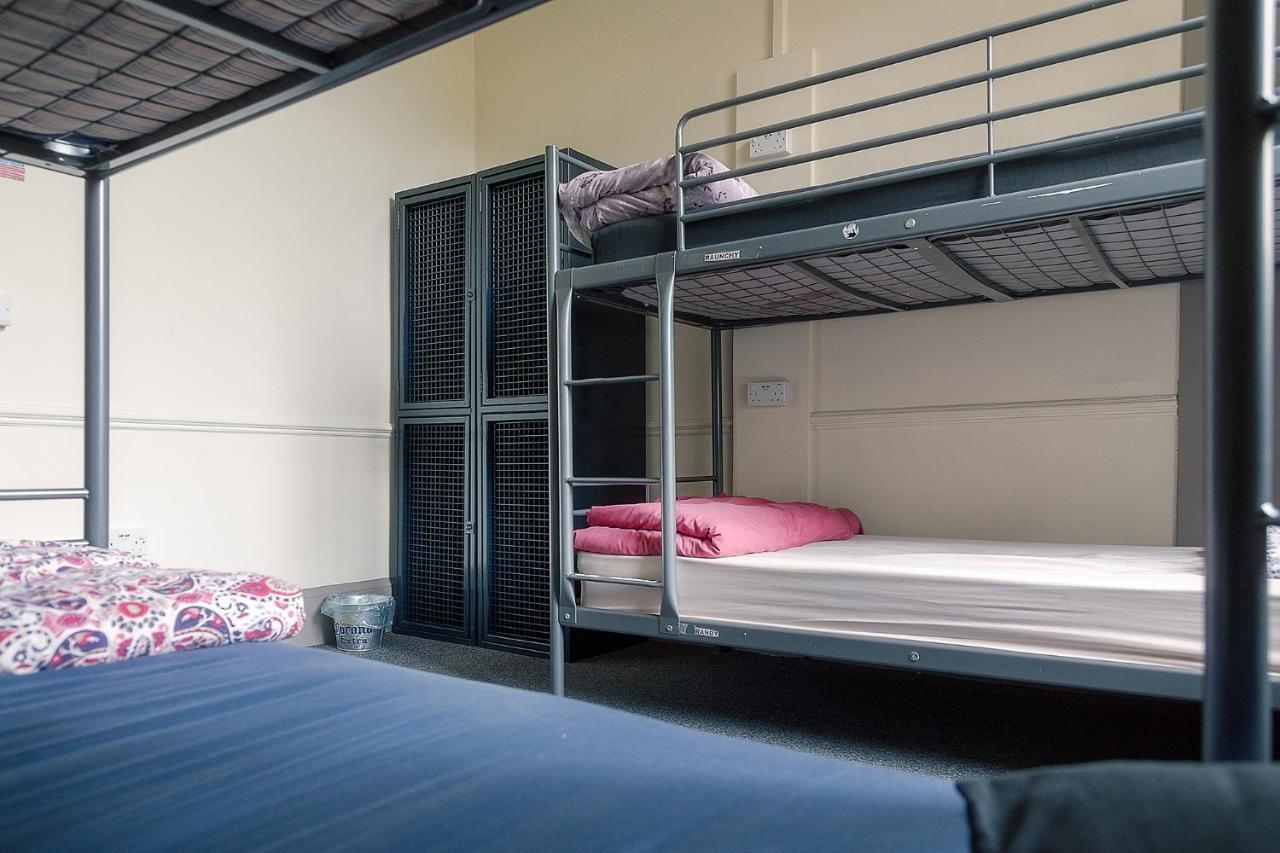 Einzelbett im Frauenschlafsaal